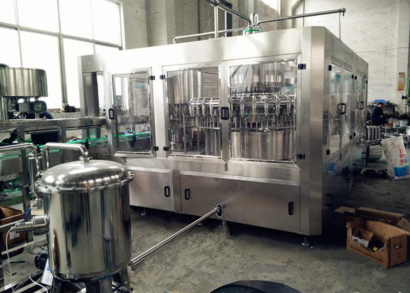 Bottle Capping Glass Bottle Filling Machine , 6000bph Automatic Bottle Filling Machine